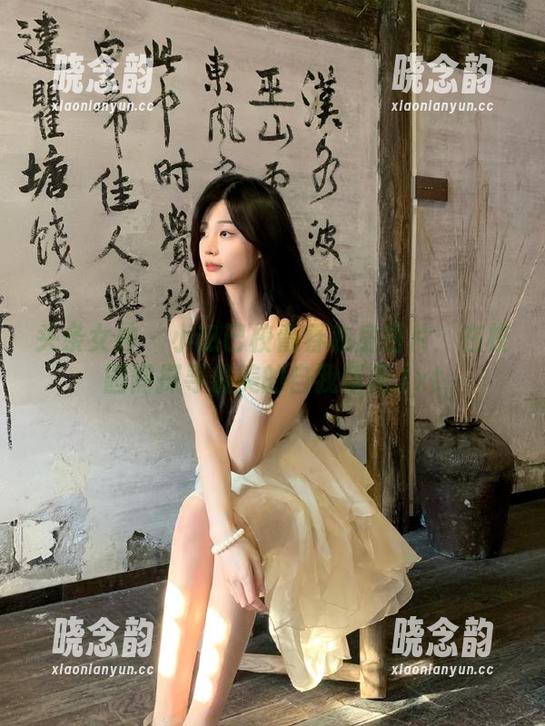 头条女神 - 小热巴校青春私房图片：在校园间探寻最美的自我瞬间.txt