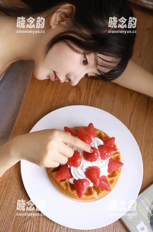 头条女神 - 尹菲制服写真合集，倾情打造的优雅时尚图册分享.txt