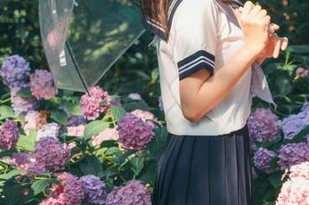 头条女神 – 李梓熙的内衣私房美图：一场视觉盛宴与心灵的对话.txt