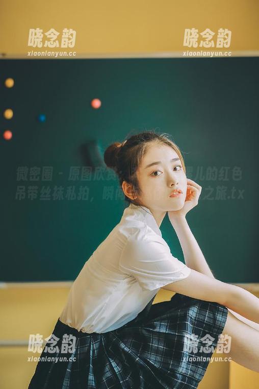 微密圈 - 原图欣赏：奔跑的晶骡儿的红色吊带丝袜私拍，瞬间点燃你的视觉之旅.txt