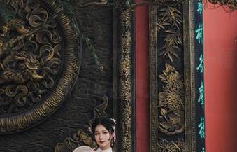 如月灰夏天写真集发布，珍藏每一幅动人的原图与故事.txt
