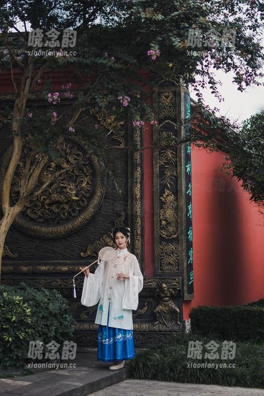 如月灰夏天写真集发布，珍藏每一幅动人的原图与故事.txt
