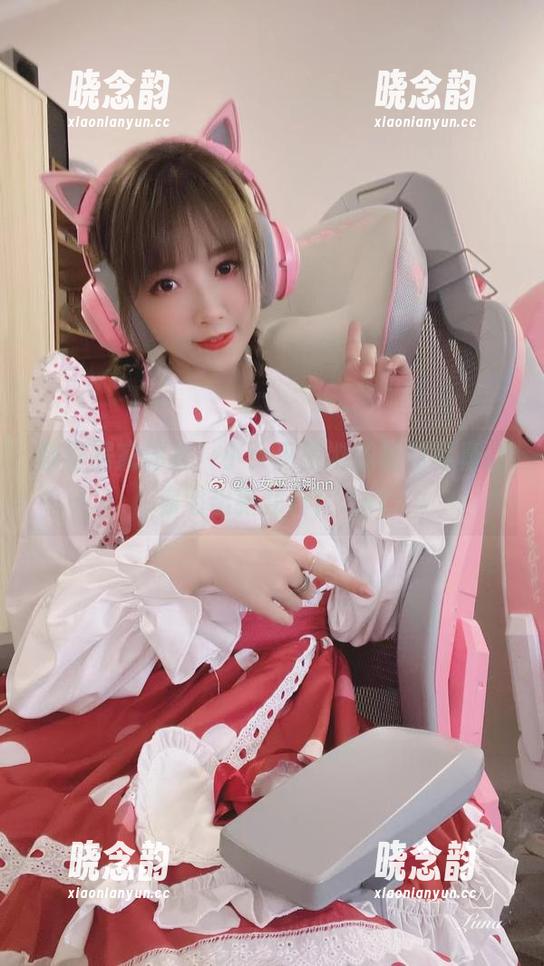 别样居家体验，小女巫露娜的福利写真让你宅出新花样！.txt