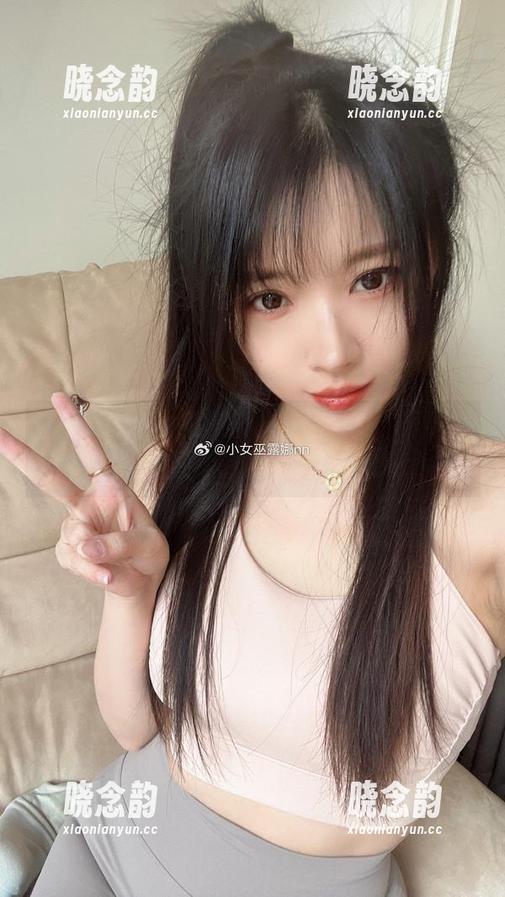 从此爱上小女巫露娜的长腿写真，下载她的魅力做你的时尚指南！.txt