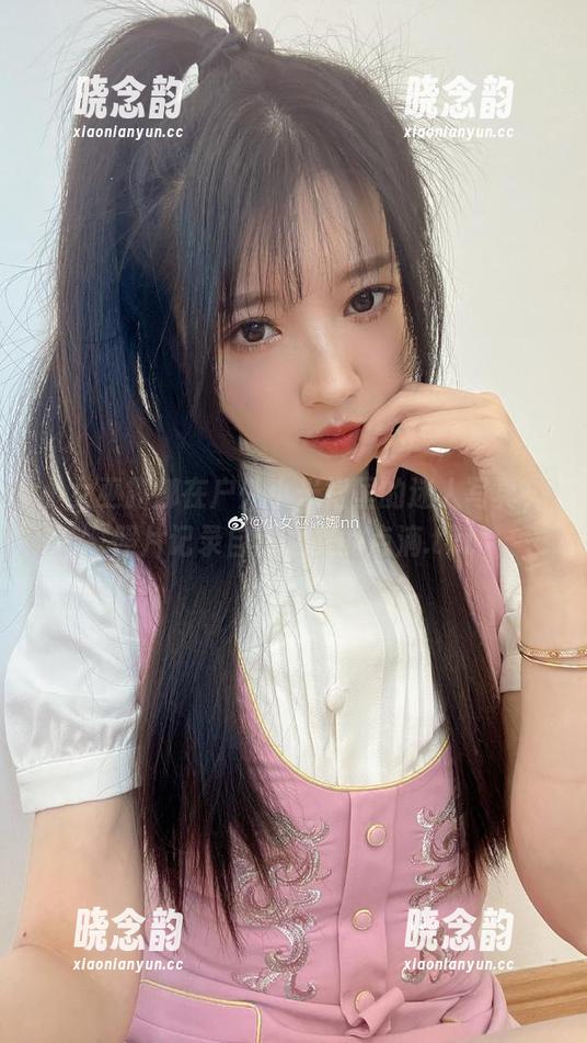 小女巫露娜在户外小米裙里的迷人写真，照片记录自然之美的点滴.txt