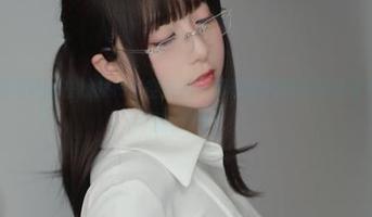 小容仔咕咕咕w在线发布镂空美图，跟随她的镜头领略非凡艺术之旅！.txt