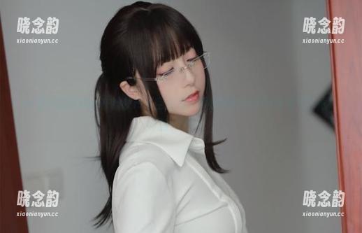 小容仔咕咕咕w在线发布镂空美图，跟随她的镜头领略非凡艺术之旅！.txt