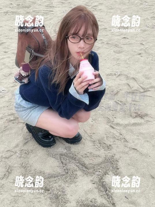尤果网 - 发现纯小希的美图作品：牛仔裤的时尚旅程，演绎青春的无限可能.txt