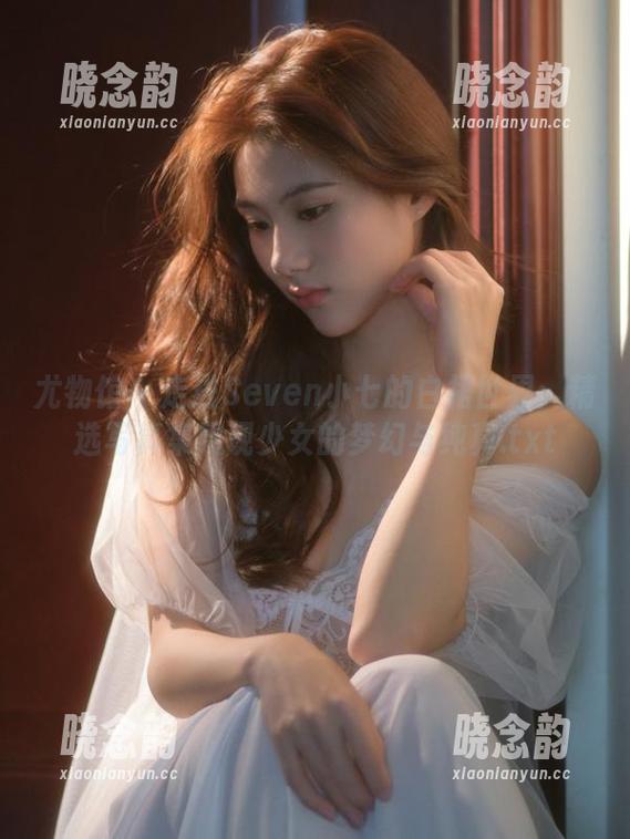 尤物馆 - 走进Seven小七的白裙世界：精选写真集展现少女的梦幻与纯真.txt