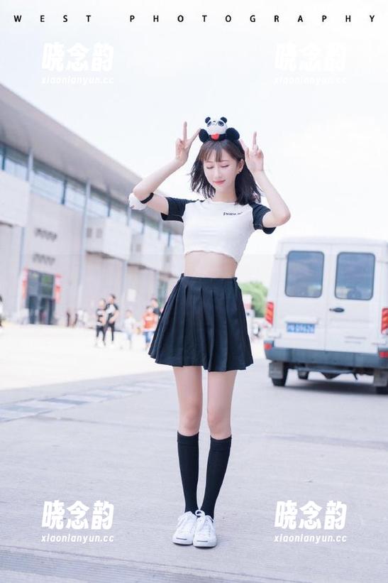尤蜜荟-Emily尹菲 尤蜜荟 - Emily尹菲职业装私拍图包,揭秘精英女性职场必备时尚单品!.txt