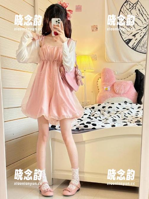 尤蜜荟 - 娜露selena空姐的写真照片：天上飞的梦，地上笑的囧.txt