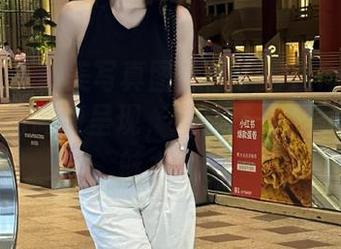 尤蜜荟 – 精美写真图库：小海臀Rena肉丝作品的高清呈现，带你感受视觉的极致魅力.txt