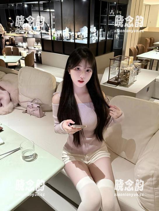 异思趣向 - 小宝自拍与生活的合集：呈现她日常中的自然美，套图让她的魅力无处不在。.txt