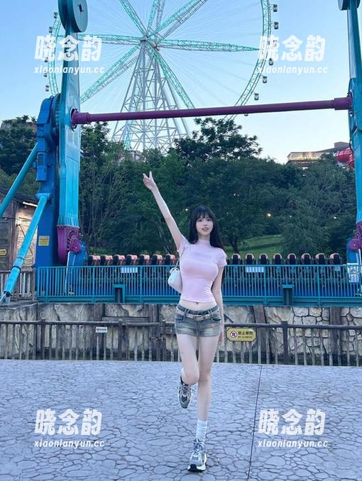 慕丝女郎全新精选写真集，白色连衣裙肉丝诠释无尽的柔美.txt