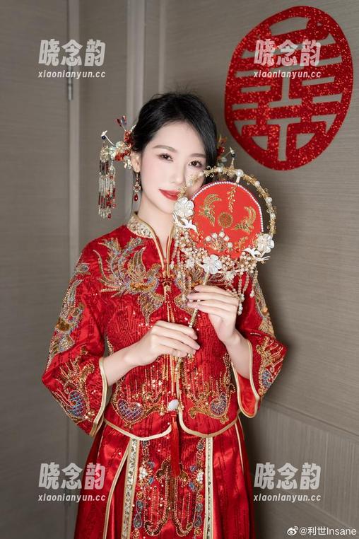 在线滑动看美图，抖娘利世白色连体写真分享时尚与自然的和谐美感.txt