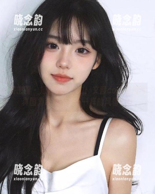 微密圈 - 短裙下的魅力：文茜cool时尚写真图集带你领略不一样的风情.txt