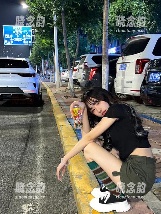 微密圈 - 看是可馨吖如何通过棉袜打造甜美青春写真美图.txt