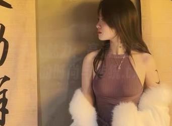 感受杏子夫人魅力：高清图片记录功夫旗袍的时尚与传统.txt