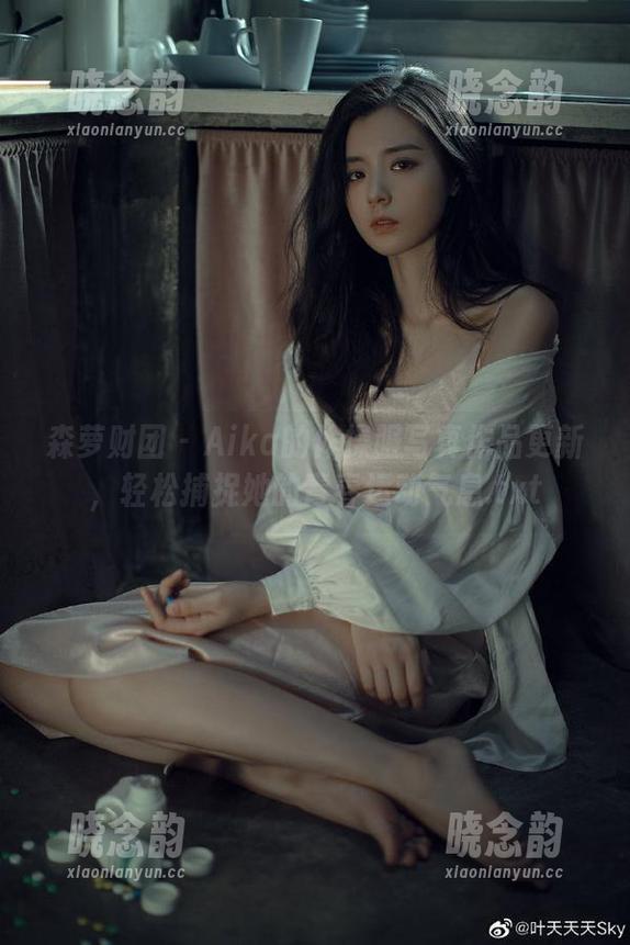 森萝财团 - Aika的体操服写真作品更新，轻松捕捉她的青春运动气息.txt