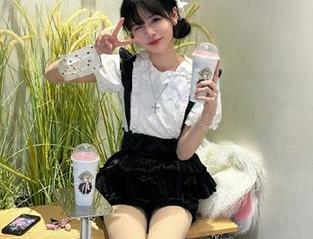 森萝财团 – 高清吸吸御姐图集：完美的肤质与细腻的光影交织在一起！.txt