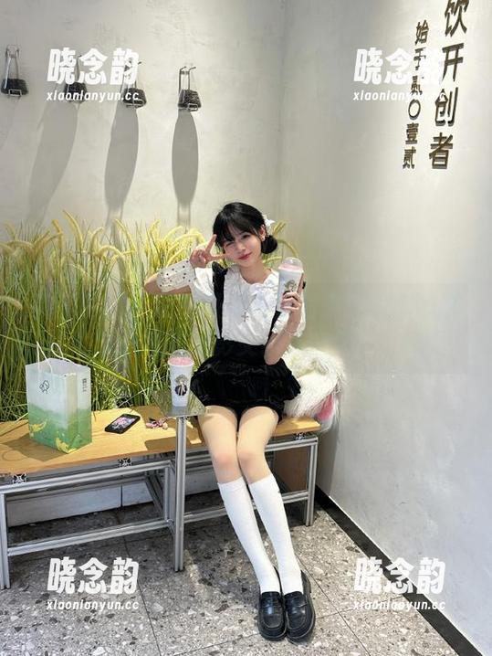 森萝财团 - 高清吸吸御姐图集：完美的肤质与细腻的光影交织在一起！.txt
