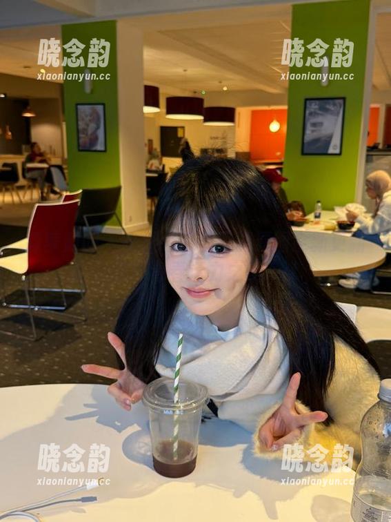 森萝财团 - 小樱牛仔裤写真原图全新更新，演绎青春活力之美.txt
