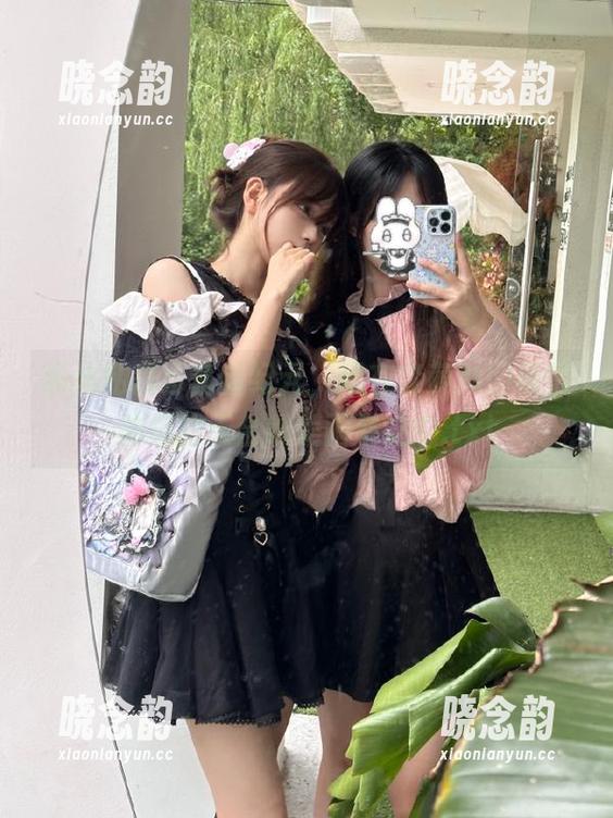 黑丝私房写真新纪元，尽在森萝财团倾情拍摄的天台唯美画卷之中.txt