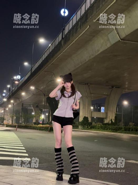 森萝财团私房摄影：成熟的黑丝少女作品让你沉醉在绮丽幻想之中.txt