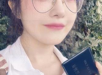 跟随樱晚gigi的脚步：多样化的秘书cos作品合集，展现别样的时尚风格！.txt