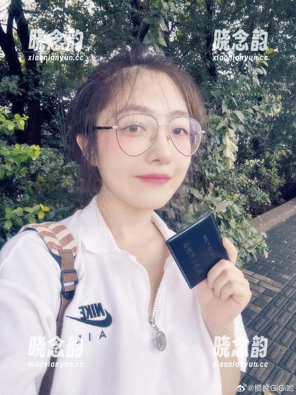 跟随樱晚gigi的脚步：多样化的秘书cos作品合集，展现别样的时尚风格！.txt