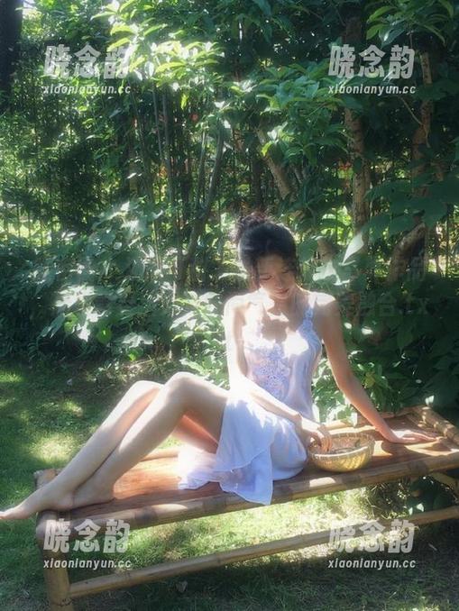 微密圈 - 汤圆可甜了最新连体衣写真作品，展现青春活力与时尚气息的完美融合.txt