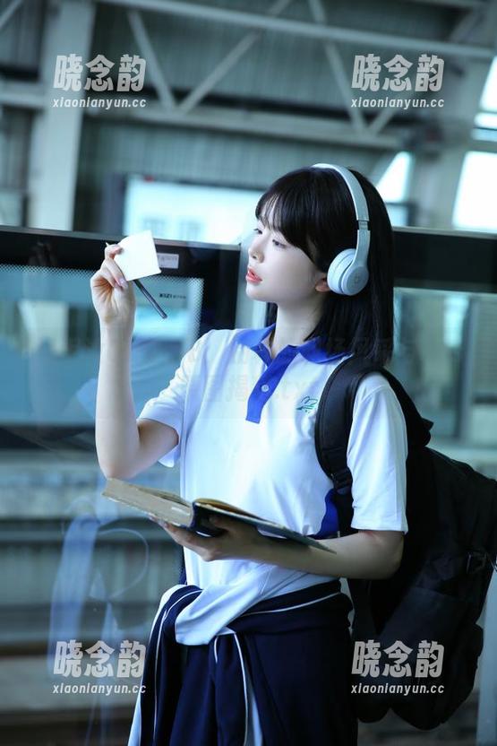 泥泥汝OL女郎B：别样的职场风采与cos原图揭秘.txt
