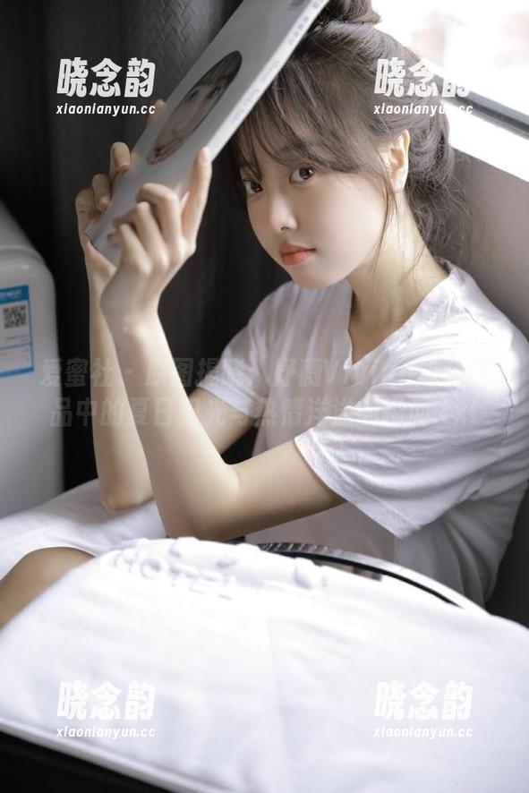 爱蜜社 - 原图揭晓：妤薇Vivian泳装作品中的夏日阳光与热情洋溢的瞬间.txt