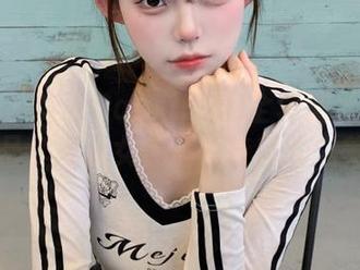 爱蜜社 – 许诺Sabrina的全套黑丝美腿写真作品，展现女性魅力与自信之美.txt