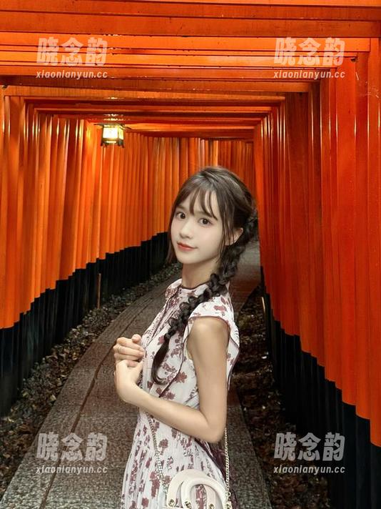 物恋传媒 - 小谷的吊带写真套图，展现别样风韵，快来下载这些绝美的图像吧！.txt