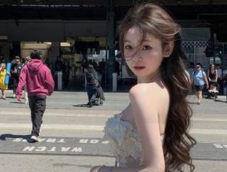高清白金Saki泳装写真，让每一张照片都成为艺术与美的灵魂交融之作！.txt