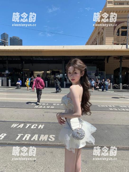 高清白金Saki泳装写真，让每一张照片都成为艺术与美的灵魂交融之作！.txt