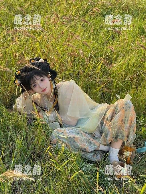 秀人网 - HeyuZhang旗袍写真新作更新，快来感受东方美学的独特魅力！.txt