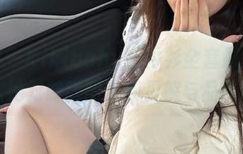 秀人网 – Kikibaby白衬衫全套原图，展现出她对时尚的独到见解与品味.txt