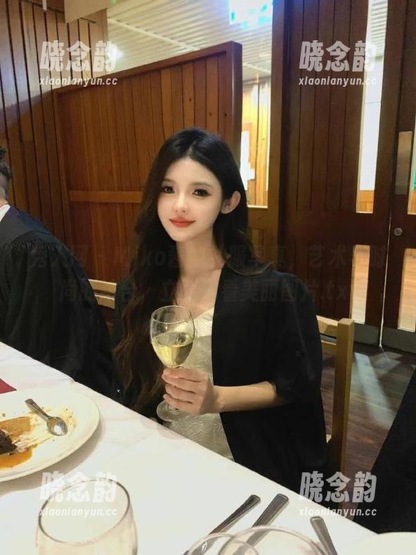 秀人网 - Miko酱的礼服写真，艺术与时尚的结合，立即观看美丽图片.txt