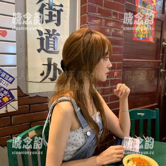 秀人网 - 走进周于希Sally的世界，分享她油亮作品中蕴藏的美感.txt