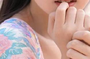 秀人网 – 最新上线：孔一红灰丝图包，经典与时尚的完美结合.txt
