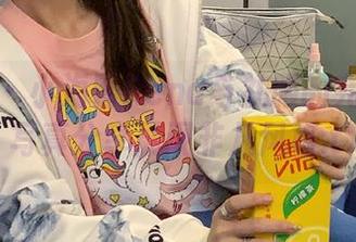 秀人网 – 小海臀Rena与礼服的完美结合，写真分享展现非凡风格.txt