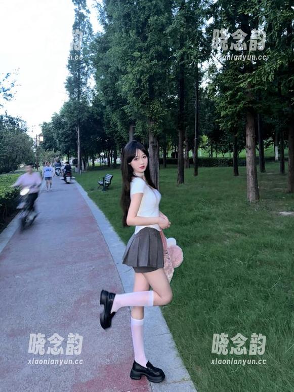 秀人网 - 让小海臀Rena的灰丝写真陪你每一天，壁纸收藏新宠，不容错过！.txt