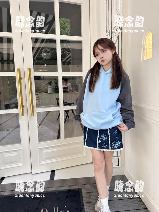 秀人网 - 李雅柔182CM红裙写真合集：一场关于色彩与风格的华丽演出.txt