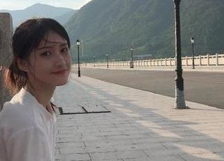 秀人网 – 探索波巧酱短裤写真合集，观看她如何定义时尚与优雅.txt