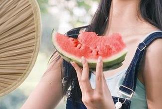 秀人网 – 免费欣赏熊吖BOBO的居家写真美图，感受温暖与美好在家中绽放！.txt