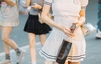 秀人网 – 谢小蒽的户外写真：在无圣光中捕捉美图，展现自然之美.txt