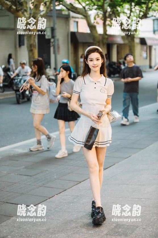 秀人网 - 谢小蒽的户外写真：在无圣光中捕捉美图，展现自然之美.txt