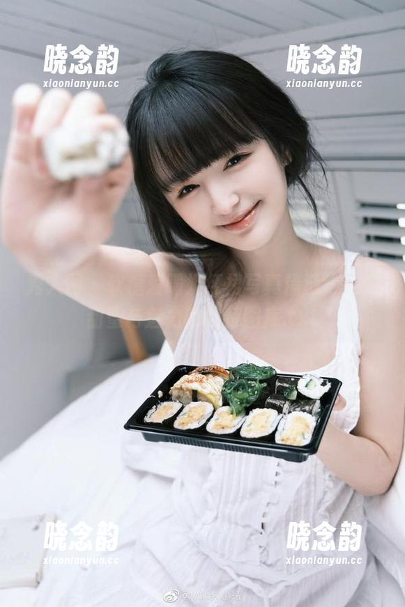 秀人网 - 软糖爱喝奶红裙写真精选，汇聚甜蜜与魅力的独特图库.txt
